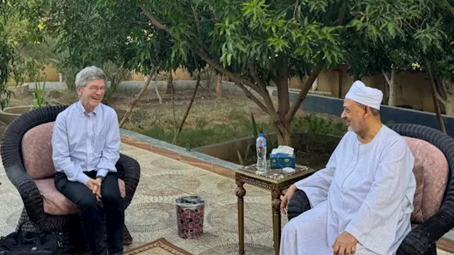 شيخ الأزهر يستقبل المفكر العالمي جيفري ساكس بمنزله في الأقصر 1 2025 11 13 20 10 57 396