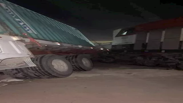 قطار يصطدم بسيارة نقل.. والسكة الحديد تكشف التفاصيل 1 2024 10 21 1 23 15 472