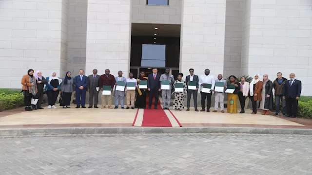 وزير الزراعة يُسلم شهادات التخرج لمتدربين أفارقة في ختام برنامج إنتاج تقاوي... 1 2025 12 11 11 9 23 611