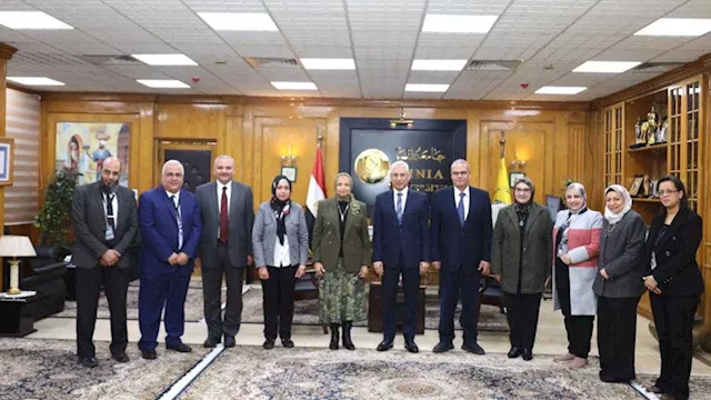 رئيس جامعة المنيا يستقبل وفد ضمان جودة التعليم لتقييم كلية الصيدلة 1 2025 12 14 15 34 9 579